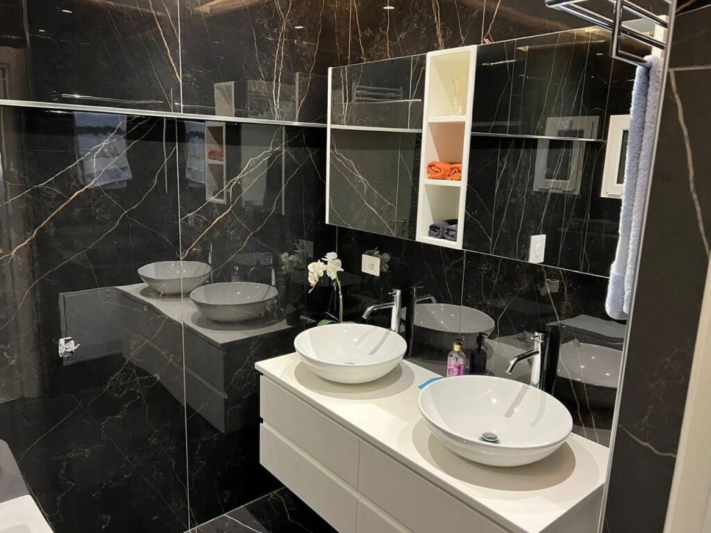 Ne kemi apartament me pamje të plotë nga deti për qira afatgjatë Lungomare Vlore