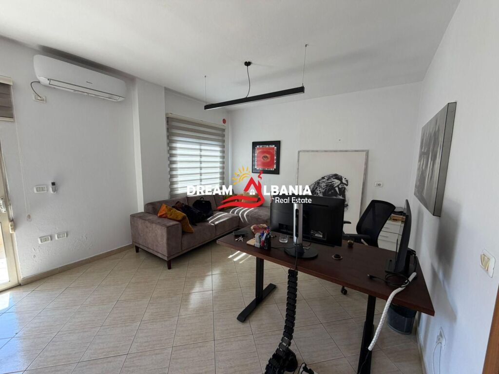 Ufficio arredato in affitto presso il Comune di Parigi, vicino al Kristal Center (ID 42611531)
