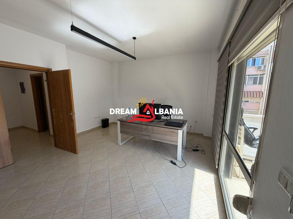 Ufficio arredato in affitto presso il Comune di Parigi, vicino al Kristal Center (ID 42611531)
