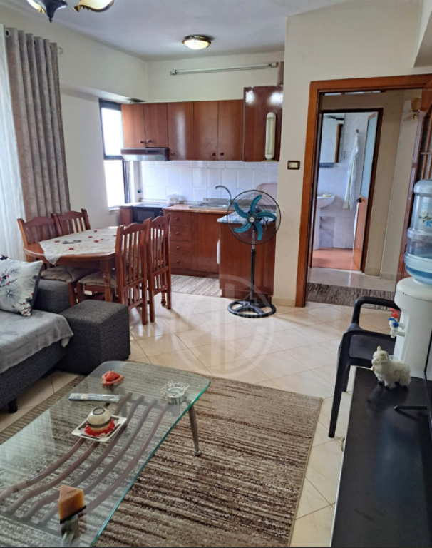Shitet apartament 1+1 pranë Spitalit Amerikan