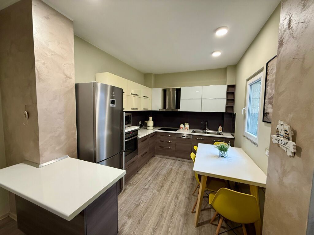 Shitet Apartamenti 2+1 Perballe me qenderen  Kristal  Center  Siper Unazes