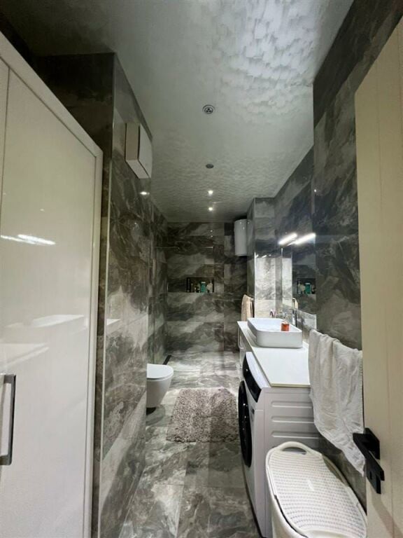 Shitet apartament 2+1+2 tualete ngjitur me kompleksin Delijorgji tek "Coco Bar".