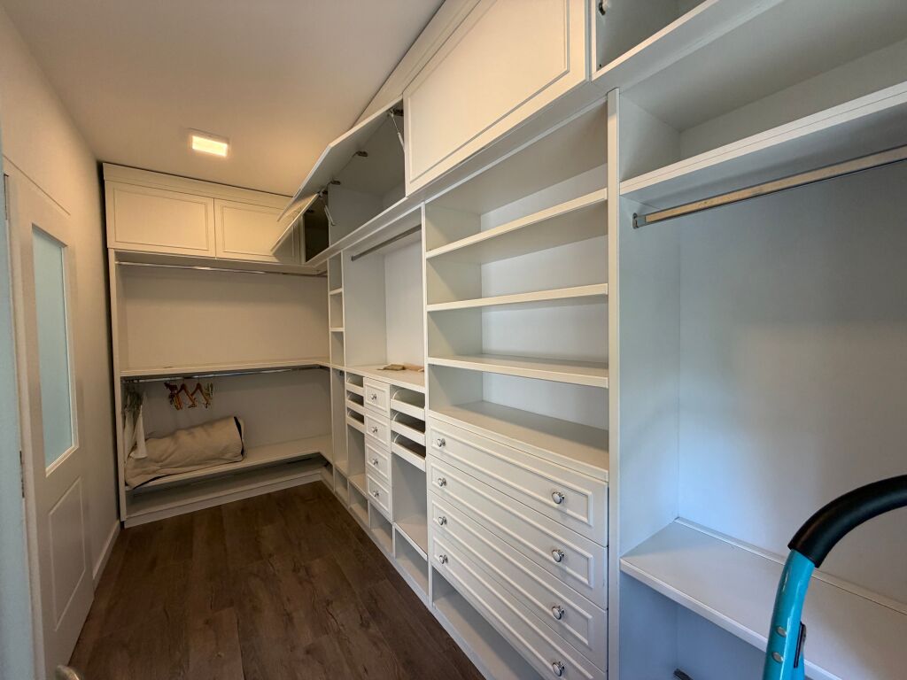 Apartment 2+1+2 + wardrobe for rent, on the 3rd floor, in the FZ Complex near the Dry Lake.  The apartment is furnished in a contemporary style and offers comfortable living conditions.  💰 Price: 1000€/month 🚗 Parking available for an extra fee  For more information or a visit, contact privately.
