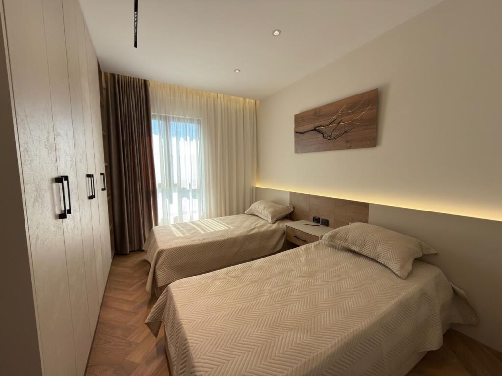 Shitet, Apartament 2+1+ Ballkon, ” Pallati me Shigjeta ”, Tiranë.