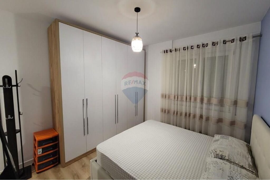 Apartament - Për Qira - Rruga 5 Maji, Tiranë