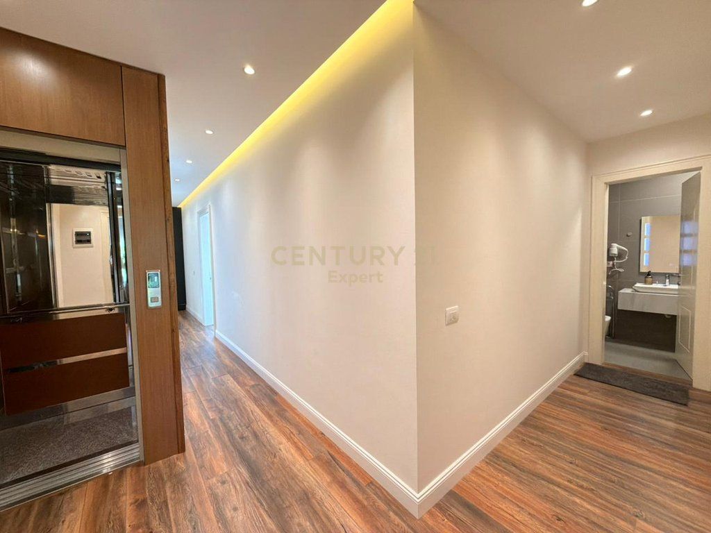 Vilë luksoze me pamje panoramike nga Liqeni i Farkës