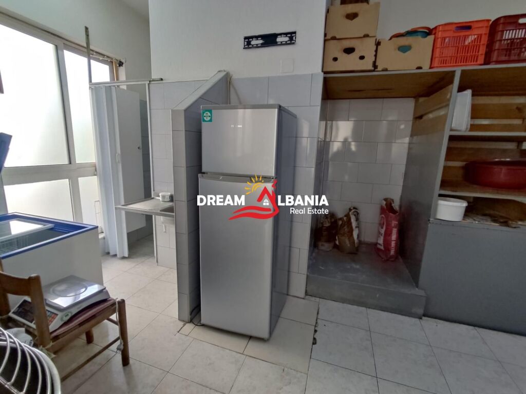 Shitet Dyqan  Duplex bashke me Biznes Furre Buke ne zonen e Laprakes (ID 4171628)