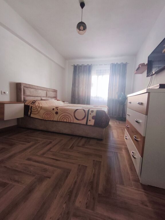 Apartament modern 2+1 i rinovuar plotësisht në qendër të Durrësit