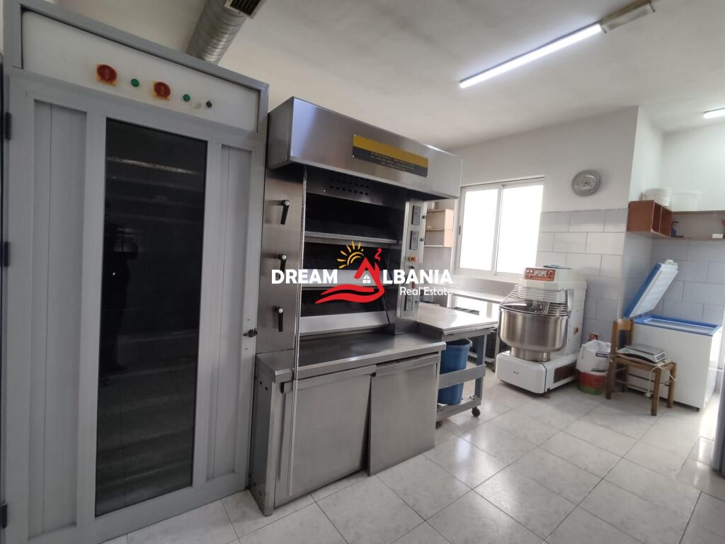 Shitet Dyqan  Duplex bashke me Biznes Furre Buke ne zonen e Laprakes (ID 4171628)