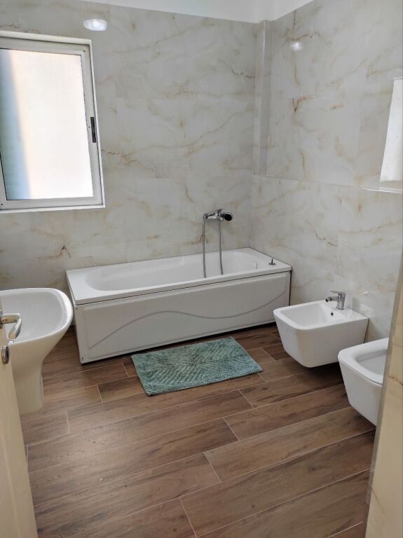 Jepet me qera 1+1 mobiluar te Eleonora ashensor 45000 lek