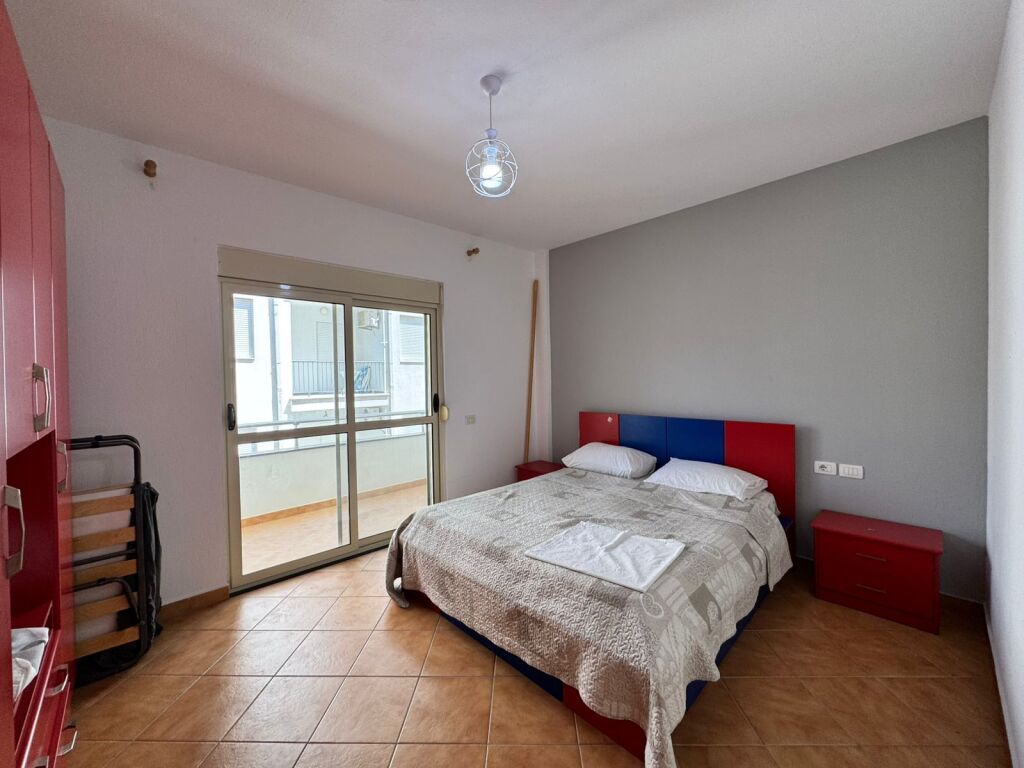 Shitet apartament 1+1 me dy ballkone në Shkëmbi i Kavajës
