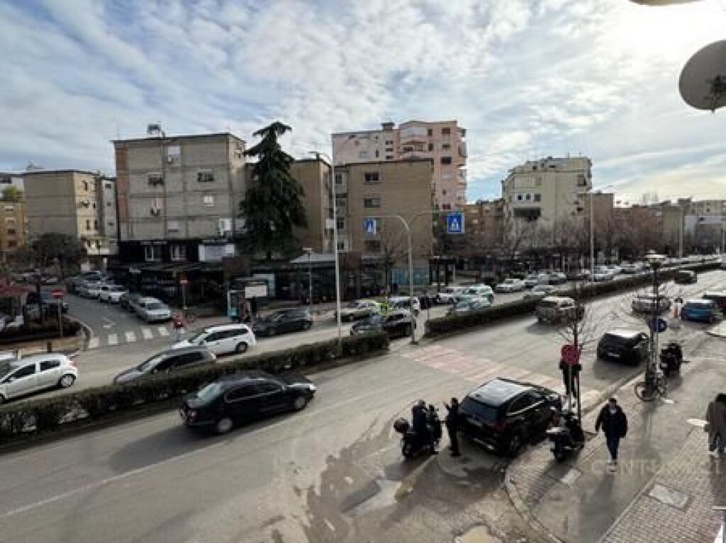 JEPET ME QIRA ZYRE 120 M2 RRUGA MUHAMET GJOLLESHA