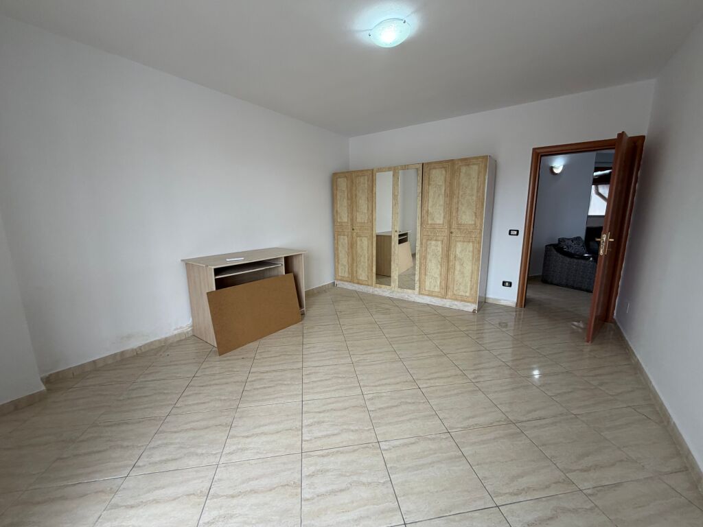 Appartamento 2+1 in affitto presso la Scuola Niket Dardani, Xhamllik  L'appartamento è organizzato in:  * 2 camere da letto * 1 soggiorno + cucina * 1 bagno  📍 Posizione molto buona, vicino alla Scuola Niket Dardani, Xhamllik 🏢 5° piano in un palazzo con ascensore 🛋️ Completamente arredato  💰 Prezzo: 50.000 lek (trattabile)   