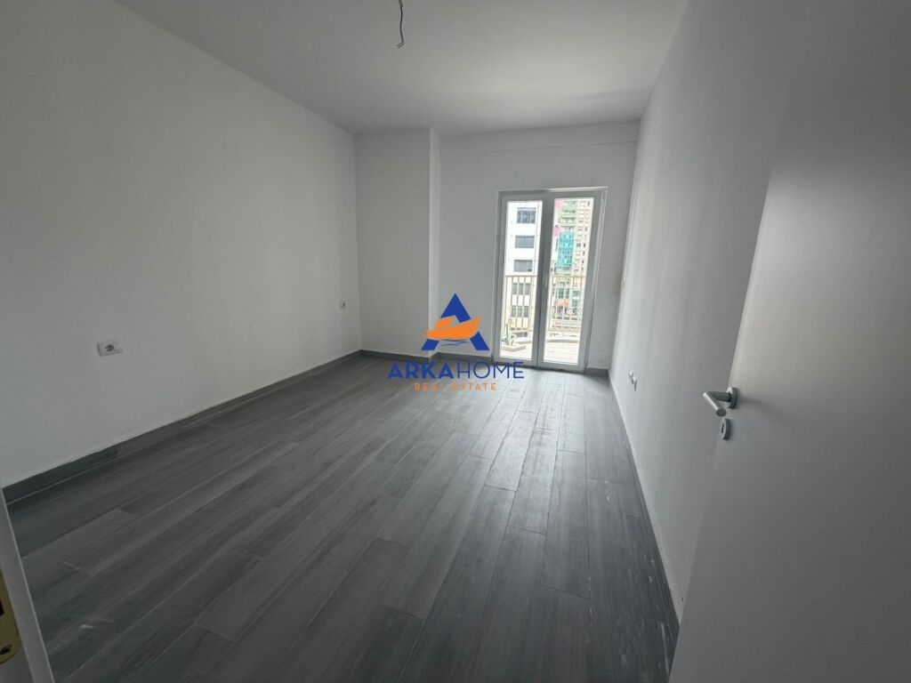 JEPET APARTAMENT ME QERA PER ZYRA 73M2 "KOMPLEKSI ULTRA, PËRBALLË RING CENTER" 700 EURO
