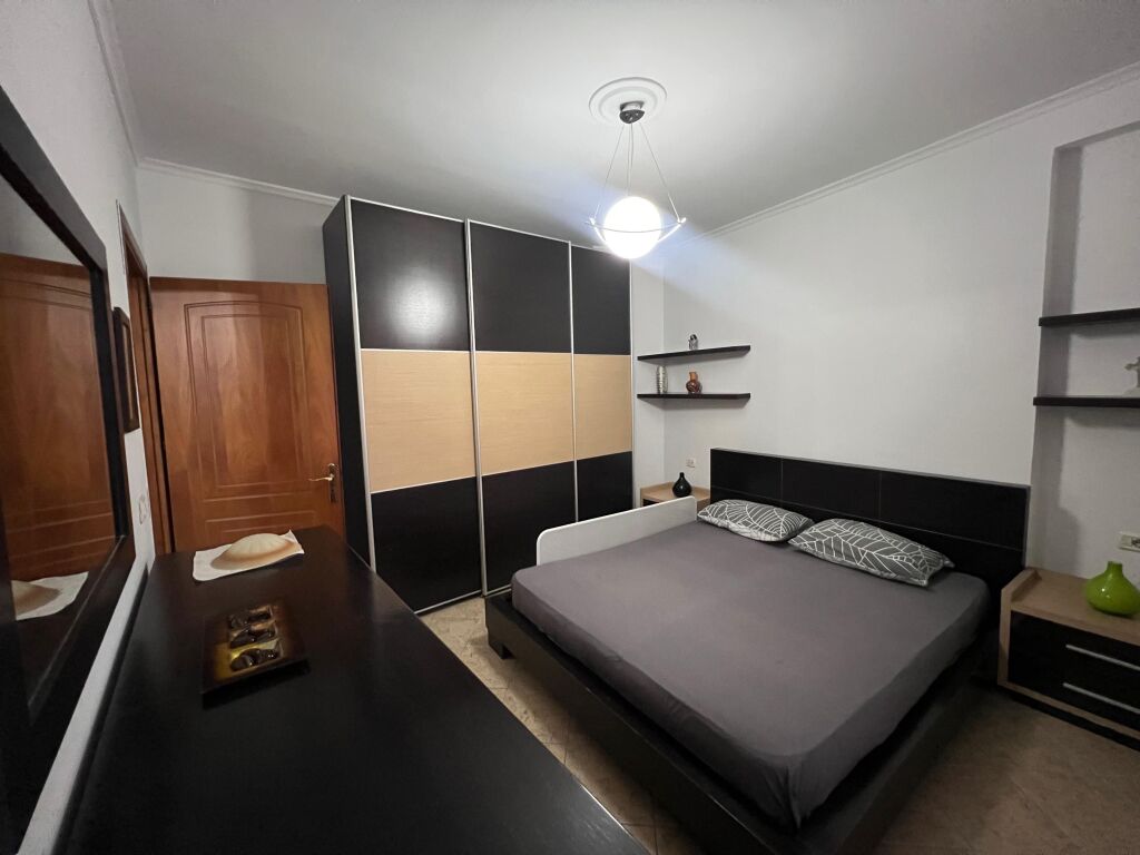 Apartament 2+1+2 ballokone, rruag e Barrikadave