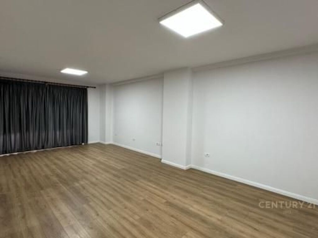 JEPET ME QIRA ZYRE 120 M2 RRUGA MUHAMET GJOLLESHA