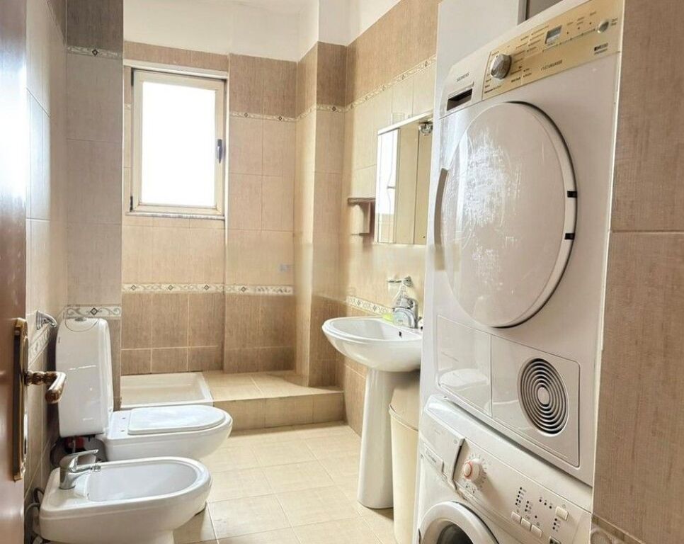 Shitet Apartament 2+1 pranë Pazarit të Ri!