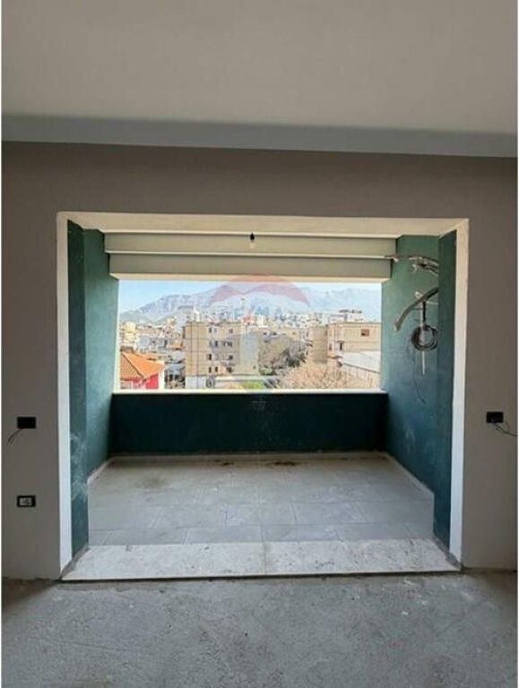 Appartamento 2+1+2 + Garage in vendita a Xhamllik!