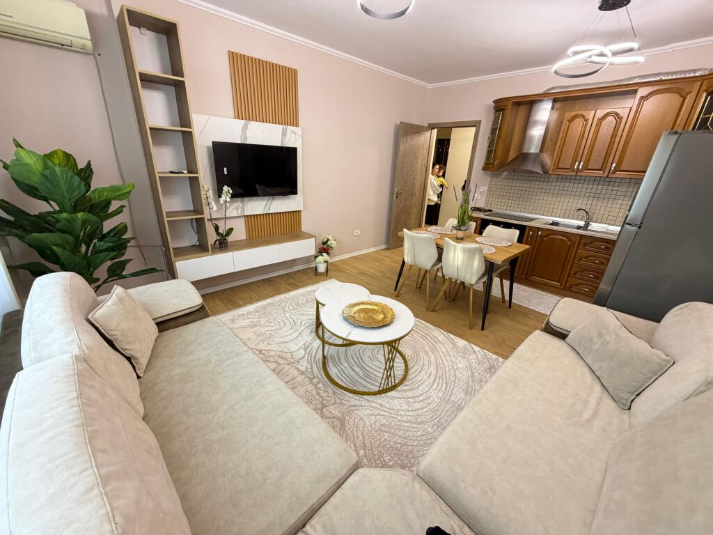 🏡 Rent apartment 2+1+2 📍 Kristal Center, Paris Commune  🏢 4th floor, with elevator 📐 100 m² | ☀️ Southeast  🆕 Never lived in before  💶 80,000 lek/month  