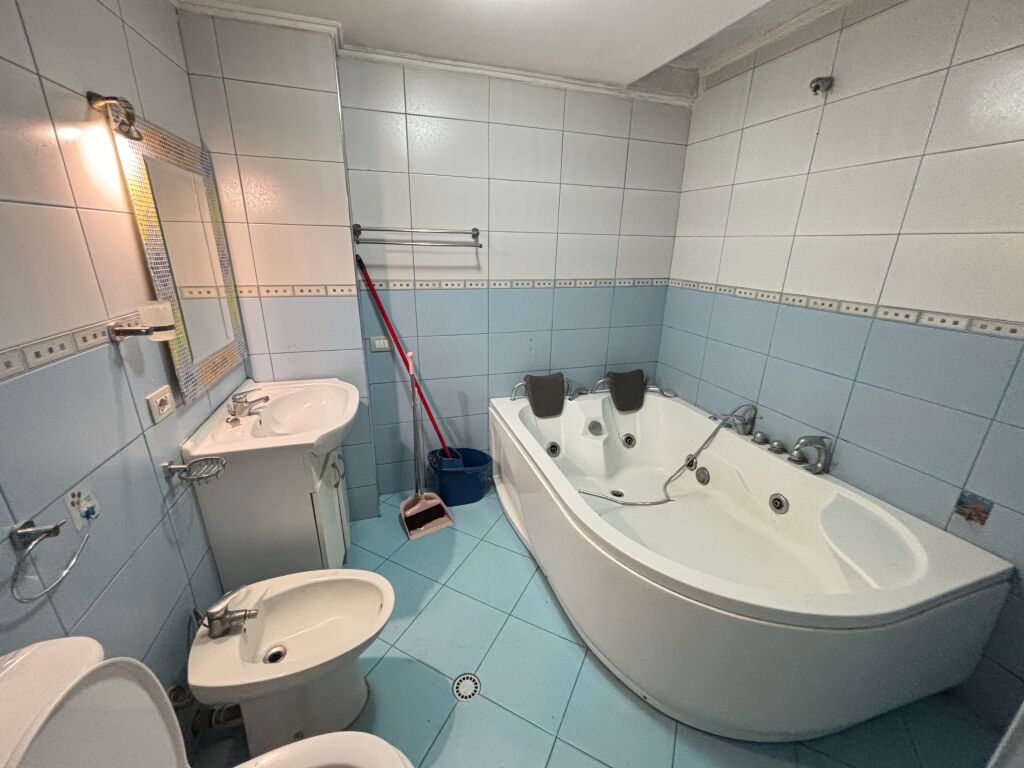 Apartment 2+1 me qera prane Stacionit te Trenit