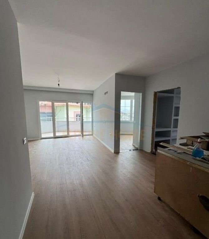 Shitet,Apartament 2+1+2, Rruga "Shefqet Kuka", Fresk