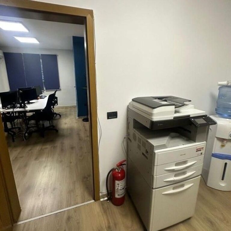 🏢✨ Zyrë me Qira  140 m²– Bllok, Tiranë ✨🏢