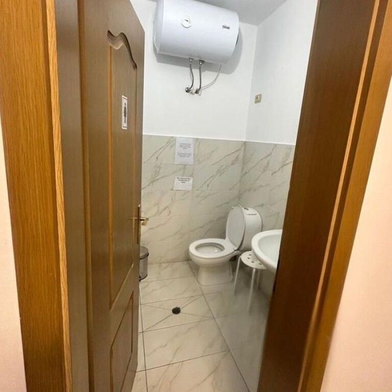 🏢✨ Zyrë me Qira  140 m²– Bllok, Tiranë ✨🏢