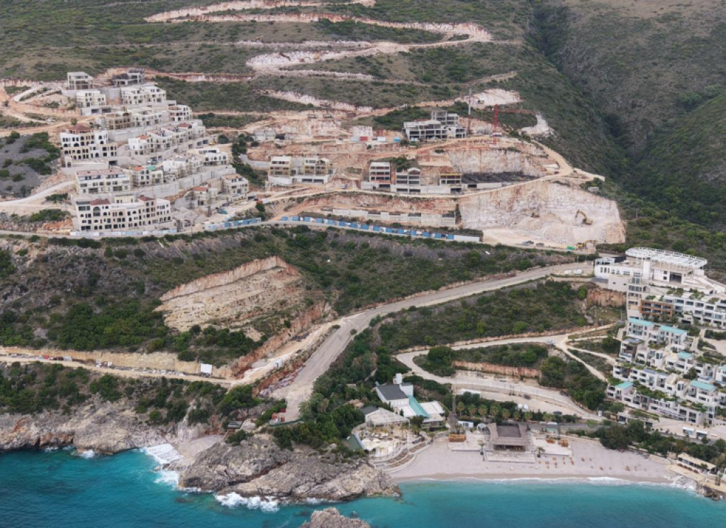 🌴 Vilë Premium me Pishinë për Shitje – Folie Village, Jalë