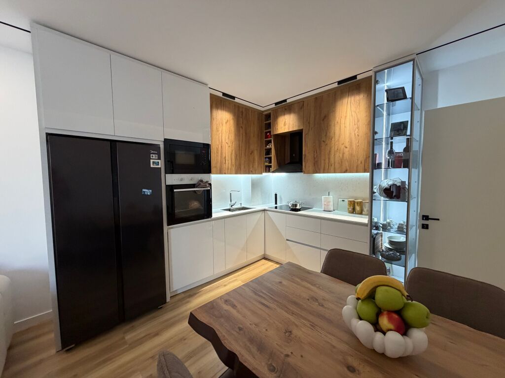 Shitet apartament 2+1 i mobiluar 🏡  📍 Vendndodhja: zona e Univers City • Sipërfaqe: 96.54 m² • Organizim: 2 dhoma gjumi + sallon + kuzhinë + tualet • Gjendja: i mobiluar, gati për banim  Apartamenti ofron hapësira të bollshme dhe organizim funksional, ideal për familje ose investim.  💰 Çmimi: 145,000 €  📩 Për më shumë informacion ose për një vizitë, kontaktoni në privat.