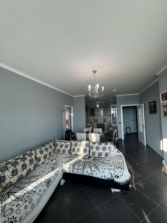 Shitet apartament 2+1, Fresk