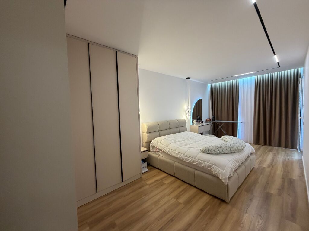 Shitet apartament 2+1 i mobiluar 🏡  📍 Vendndodhja: zona e Univers City • Sipërfaqe: 96.54 m² • Organizim: 2 dhoma gjumi + sallon + kuzhinë + tualet • Gjendja: i mobiluar, gati për banim  Apartamenti ofron hapësira të bollshme dhe organizim funksional, ideal për familje ose investim.  💰 Çmimi: 145,000 €  📩 Për më shumë informacion ose për një vizitë, kontaktoni në privat.