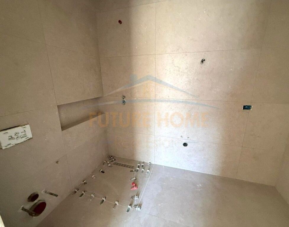 Shitet, Apartament 2+1+2 + Post Parkimi, Shkolla e Kuqe.