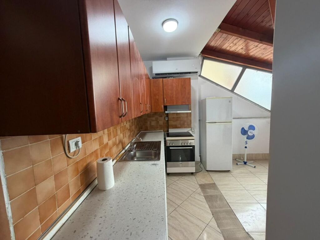 🏡 Appartamento 2+1 in affitto – Xhamllik  📍 Vicino alla Scuola Niket Dardani💰 50.000 lek (trattabili)