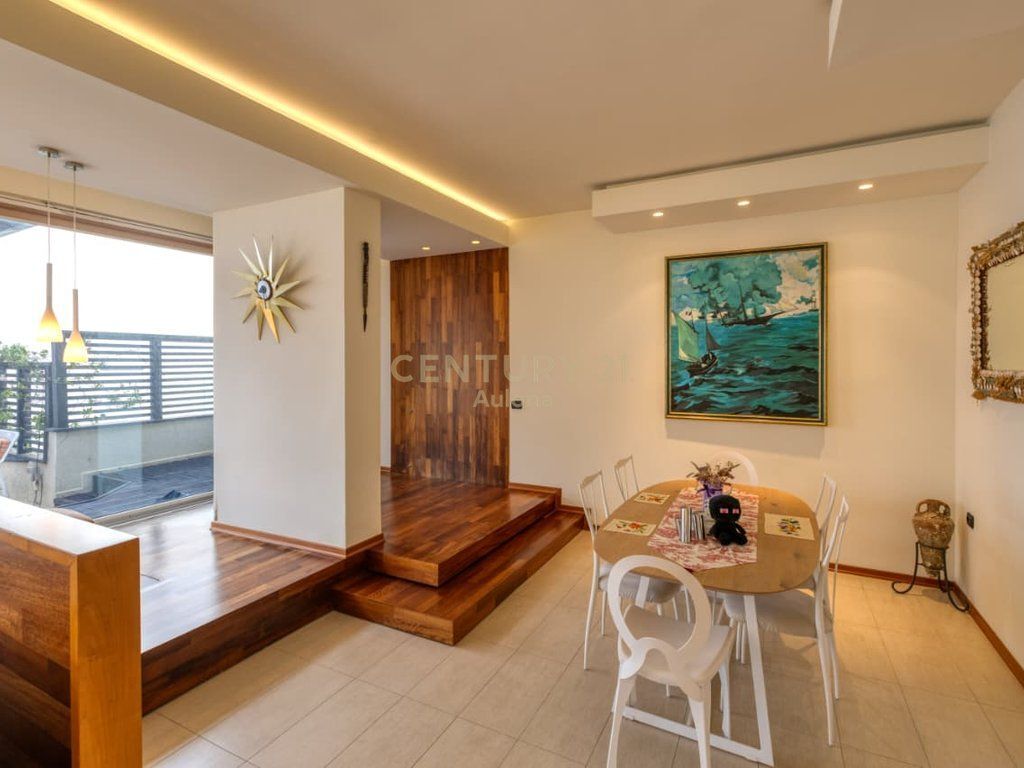 Penthouse Ekskluziv me Pamje Panoramike nga Deti në Lungomare 1, Vlorë