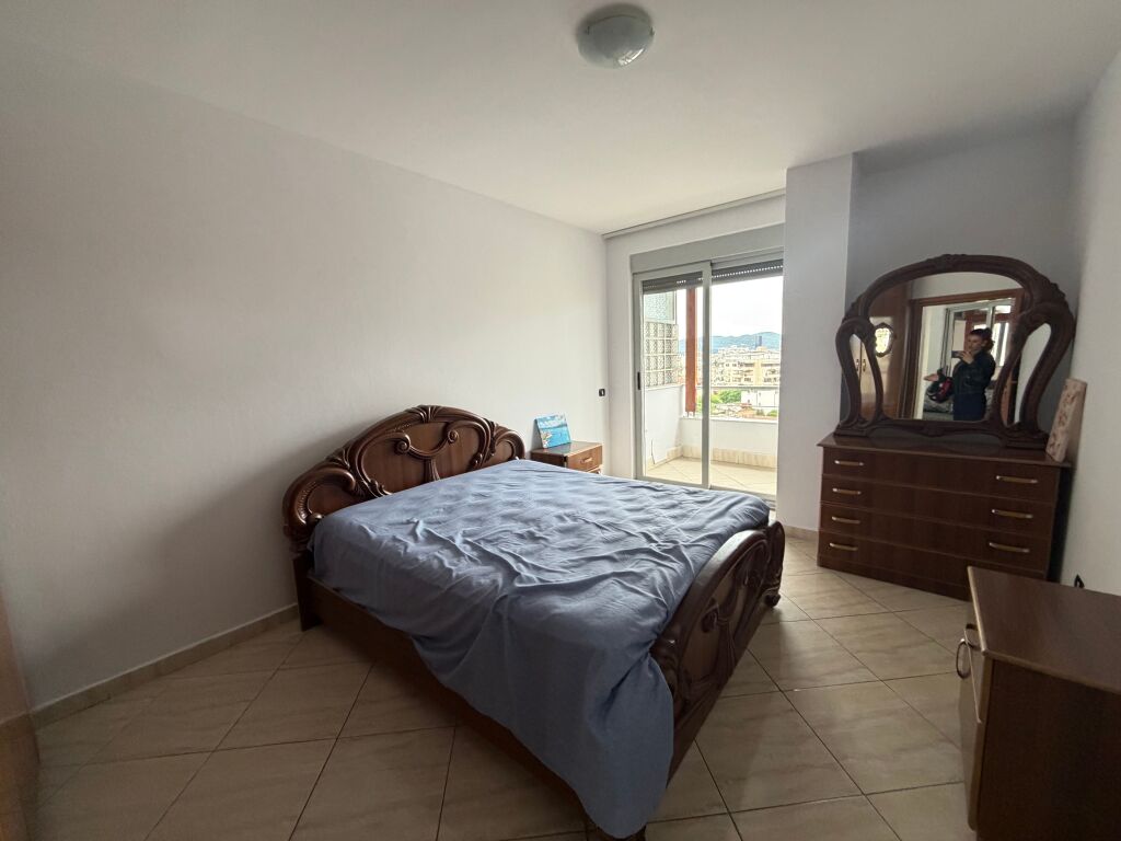Appartamento 2+1 in affitto presso la Scuola Niket Dardani, Xhamllik  L'appartamento è organizzato in:  * 2 camere da letto * 1 soggiorno + cucina * 1 bagno  📍 Posizione molto buona, vicino alla Scuola Niket Dardani, Xhamllik 🏢 5° piano in un palazzo con ascensore 🛋️ Completamente arredato  💰 Prezzo: 50.000 lek (trattabile)   