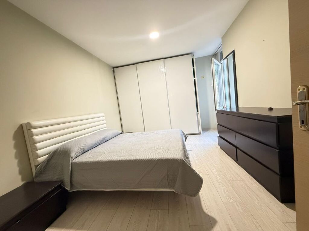 Perballe me Qendren Kristal, mbi Unaze, A shesim apartament:  2+1