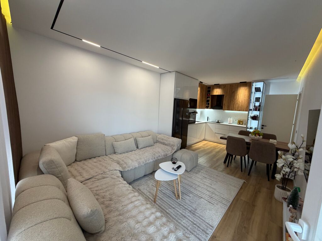 Shitet apartament 2+1 i mobiluar 🏡  📍 Vendndodhja: zona e Univers City • Sipërfaqe: 96.54 m² • Organizim: 2 dhoma gjumi + sallon + kuzhinë + tualet • Gjendja: i mobiluar, gati për banim  Apartamenti ofron hapësira të bollshme dhe organizim funksional, ideal për familje ose investim.  💰 Çmimi: 145,000 €  📩 Për më shumë informacion ose për një vizitë, kontaktoni në privat.