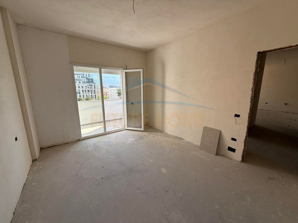 Shitet, Apartament 2+1+2 + Post Parkimi, Shkolla e Kuqe.