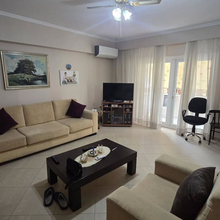 Shitet  Bllok (Pranë Sheshit Willson) 🏠 Apartament 2+Kuzhinë+1+2 (Mundësi ndarje 3+1)  