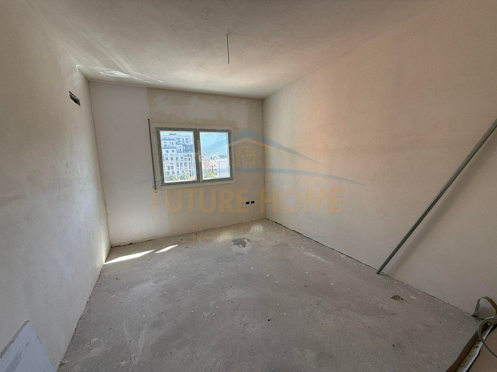 Shitet, Apartament 2+1+2 + Post Parkimi, Shkolla e Kuqe