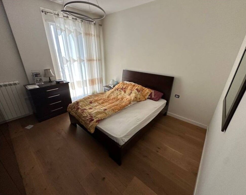SHITET APARTAMENT 2 + 1 + 2 ME VERANDE NE KINOSTUDIO 1
