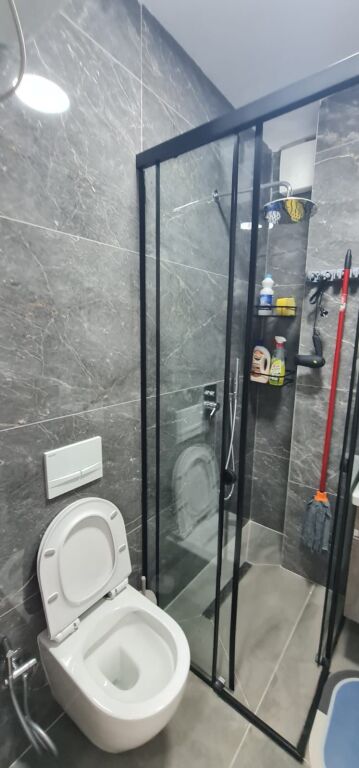 Gasoniere me qera, Laprake