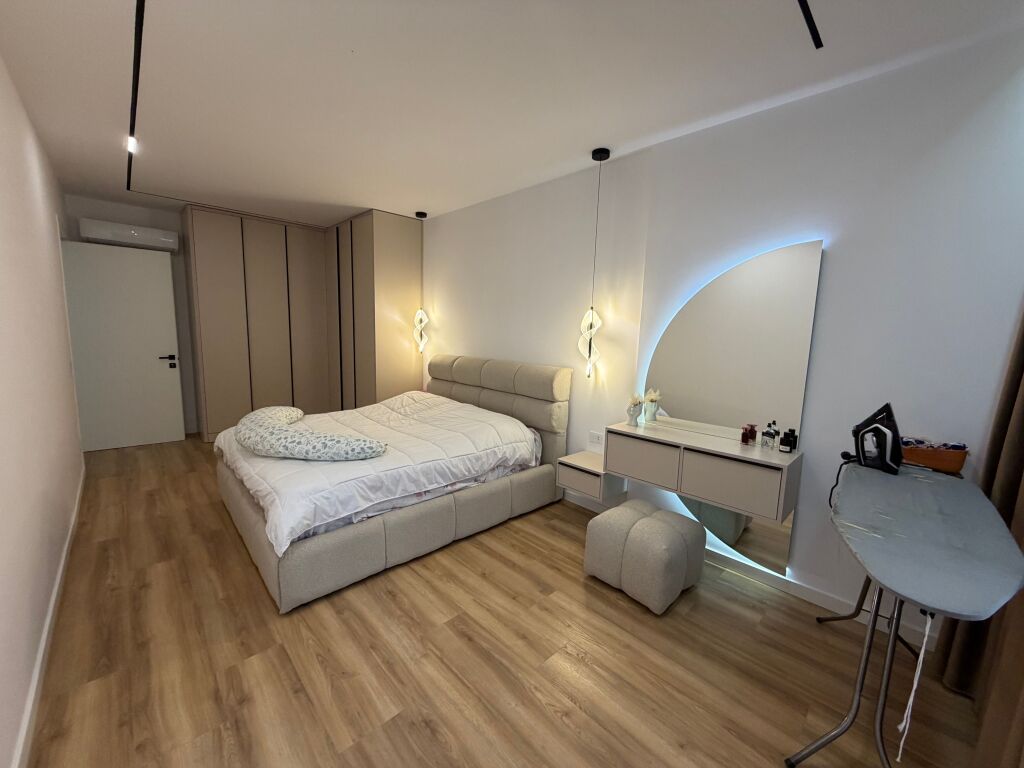 Shitet apartament 2+1 i mobiluar 🏡  📍 Vendndodhja: zona e Univers City • Sipërfaqe: 96.54 m² • Organizim: 2 dhoma gjumi + sallon + kuzhinë + tualet • Gjendja: i mobiluar, gati për banim  Apartamenti ofron hapësira të bollshme dhe organizim funksional, ideal për familje ose investim.  💰 Çmimi: 145,000 €  📩 Për më shumë informacion ose për një vizitë, kontaktoni në privat.