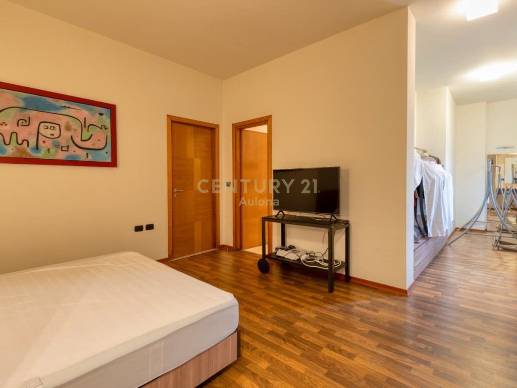 Penthouse Ekskluziv me Pamje Panoramike nga Deti në Lungomare 1, Vlorë