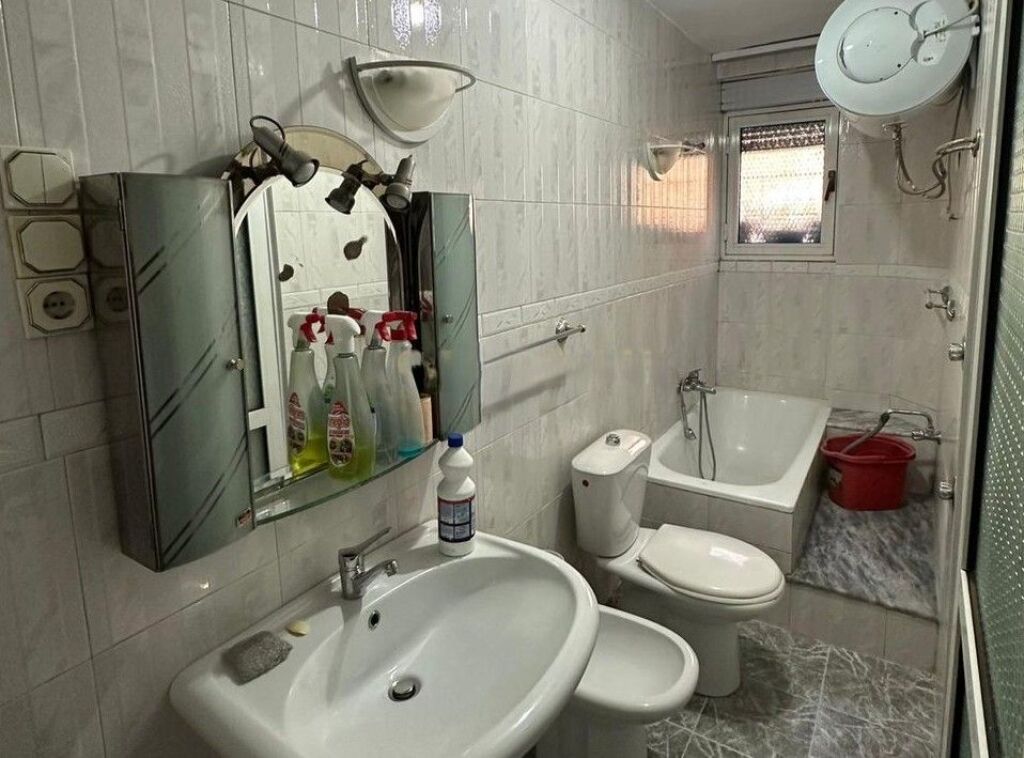 AMBIENT 2+1 PER QIRA BUZE RRUGES SE DURRESIT PER ZYRA/KLINIKE