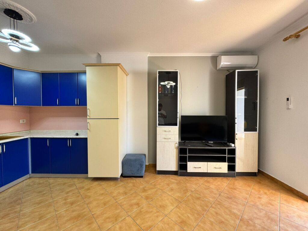 Shitet apartament 1+1 me dy ballkone në Shkëmbi i Kavajës