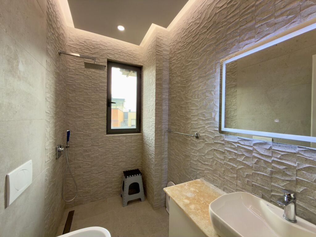 Shitet, Apartament 3+1+2 Tualete, ”Liqeni Artificial”, Tiranë.