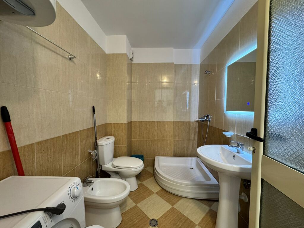 Shitet apartament 1+1 me dy ballkone në Shkëmbi i Kavajës