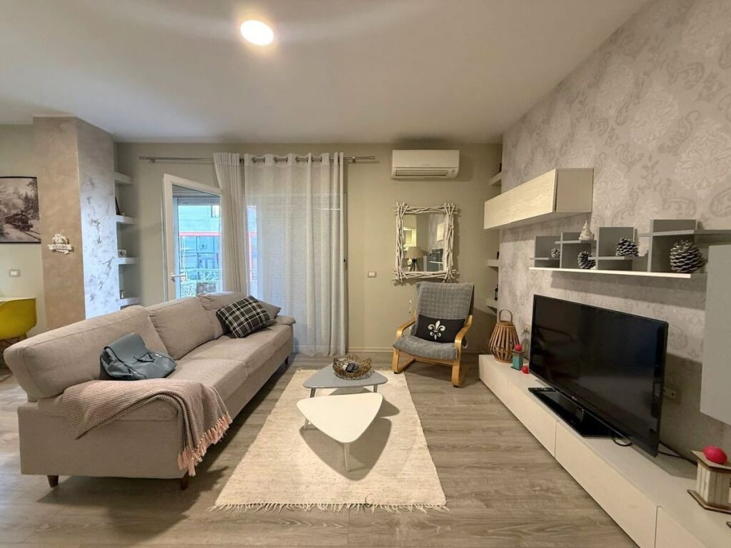 Perballe me Qendren Kristal, mbi Unaze, A shesim apartament:  2+1