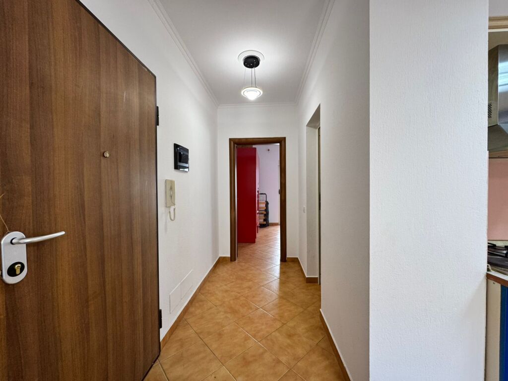Shitet apartament 1+1 me dy ballkone në Shkëmbi i Kavajës